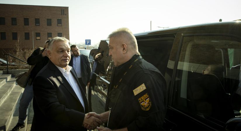 Nézze meg képeken, a terrorelhárítási bizottság ülésén kik vannak ott még Orbán mellett