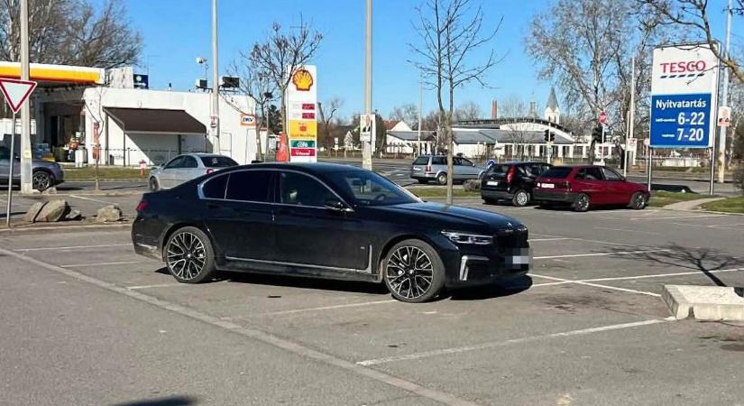 4 vagy csak 3 parkolóhelyen terpeszkedik ez a mátészalkai BMW? Ezen megy most a vita!