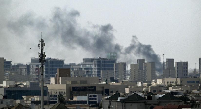 Elfogott drón törmelékei sebesítettek meg hat ember Abu-Dzabiban, Dohában robbanások voltak