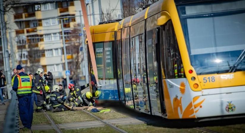 A szemtanút is sokkolta a debreceni tragédia: a villamos 20 méteren át tolta a kerékpárost – képekkel és videóval