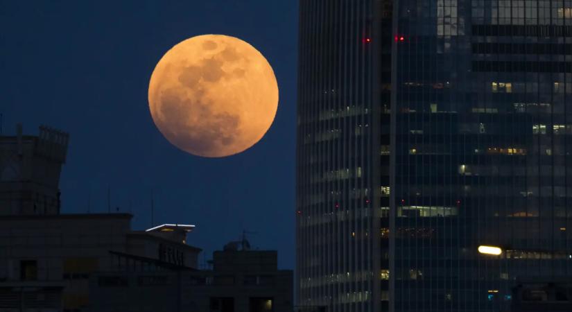 Vérhold ragyogta be az eget: képeken a csodálatos jelenség
