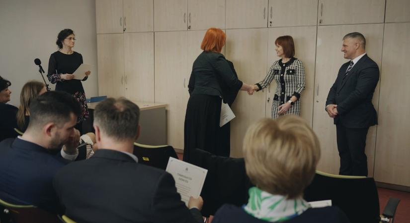 Átadták a támogató okiratokat