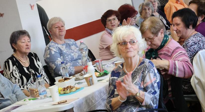 Nőnap alkalmából köszöntötték a szépkorú hölgyeket Komáromban