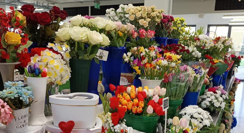 A csarnokban is alakul a nőnapi hangulat