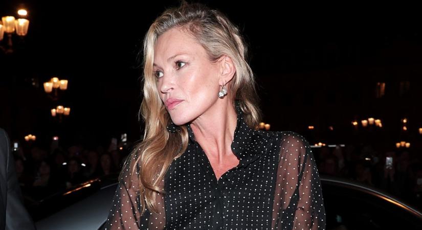 Nem sokat bízott a képzeletre Kate Moss blúza a párizsi divathéten