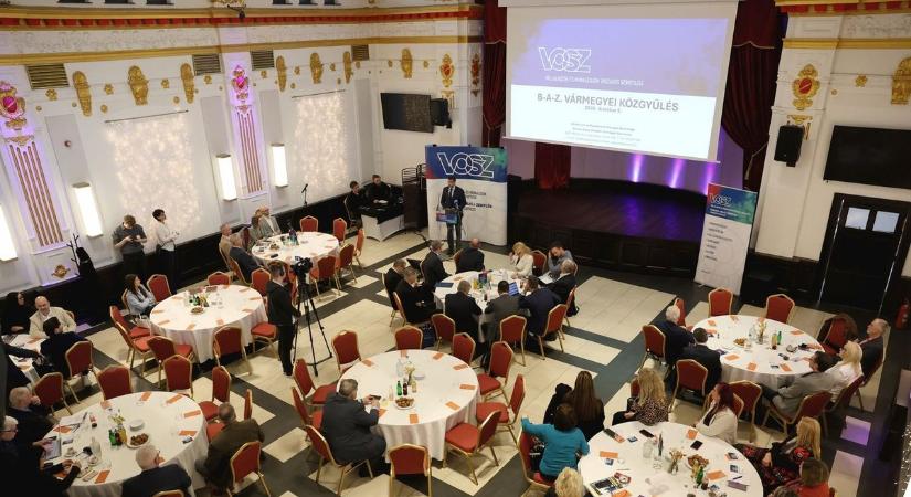 Asztalhoz ültek a vállalkozók a Népkerti Vígadóban, fotókon a VOSZ miskolci közgyűlése