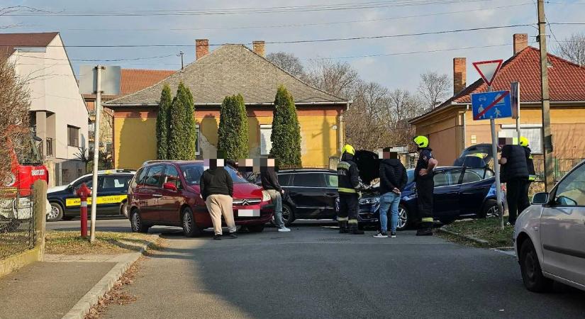 Őrült csütörtök: két autó csattant Kertvárosban