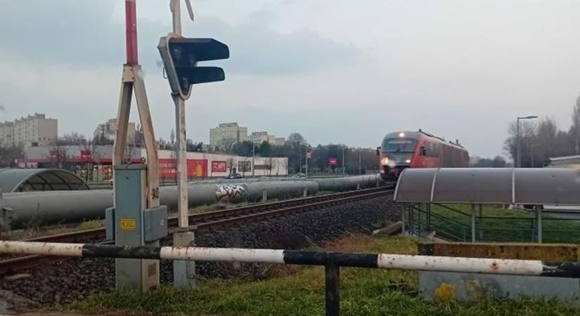 Négy órán át volt rossz a vasúti sorompó Győrben - Ezt válaszolta a GYSEV lapunknak