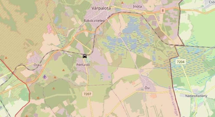 Kisodródott a kanyarban és kerítést döntött ki egy autó