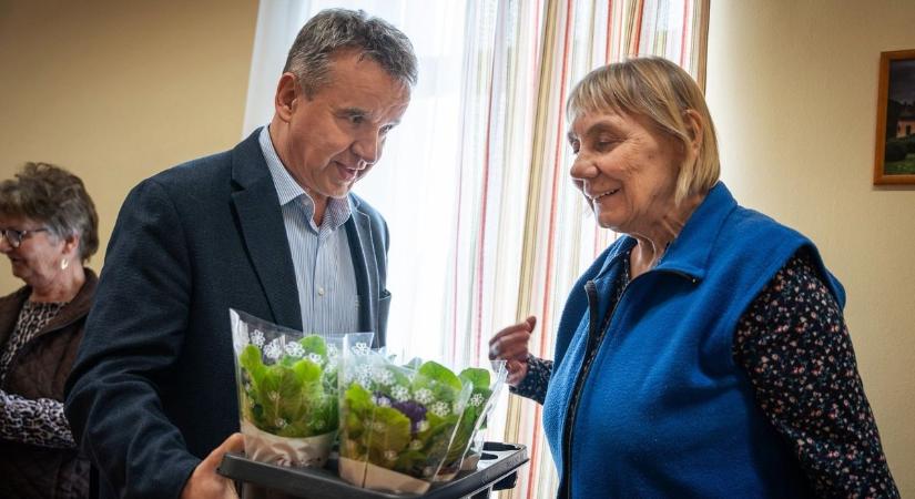 Nőnap közeleg: különleges vendég érkezett a tengelici nyugdíjasokhoz