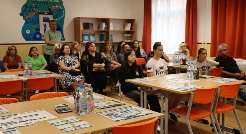 Nemcsak a diákokat tanítják: a szülőknek is hasznos leckét ad a makói iskola