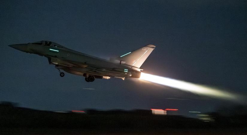 Katarba vadászgépeket, Ciprusra helikoptereket küld az Egyesült Királyság