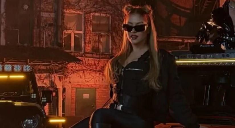 Feszülős latexruhában mutogatja duzzadó kebleit Tolvai Reni