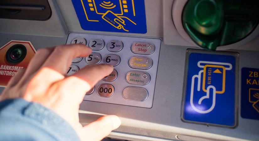 Talált bankkártyát használt, őrizetbe vették az enyedi nőt