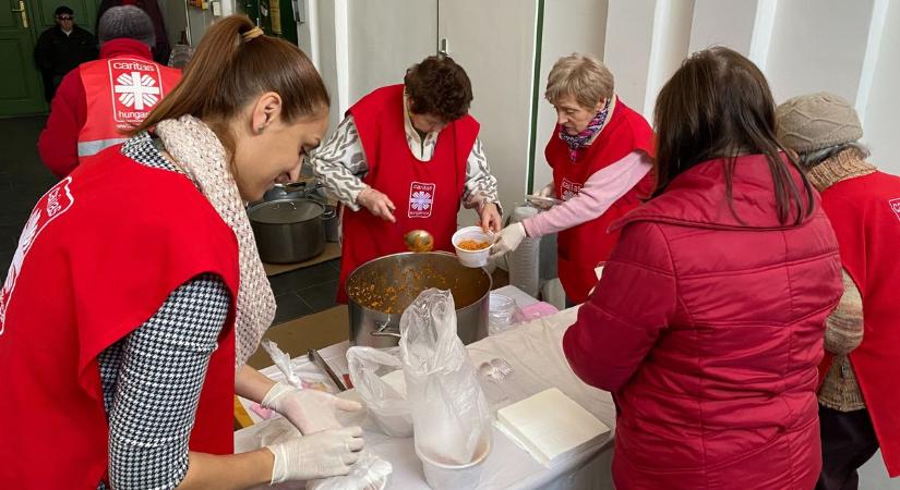 Közel 4 ezer adag ételt osztottak már szét a rászorulók között Baján – fotók