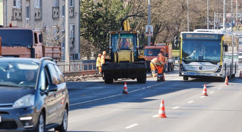 Felforgatják a közlekedést Debrecenben: rengeteg busz és troli jár terelve az aszfaltozás miatt, mutatjuk a részleteket