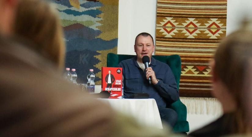 Satuféket nyomott Szujó Zoltán a mezőtúri könyvtárnál, izgalmas találkozó lett belőle