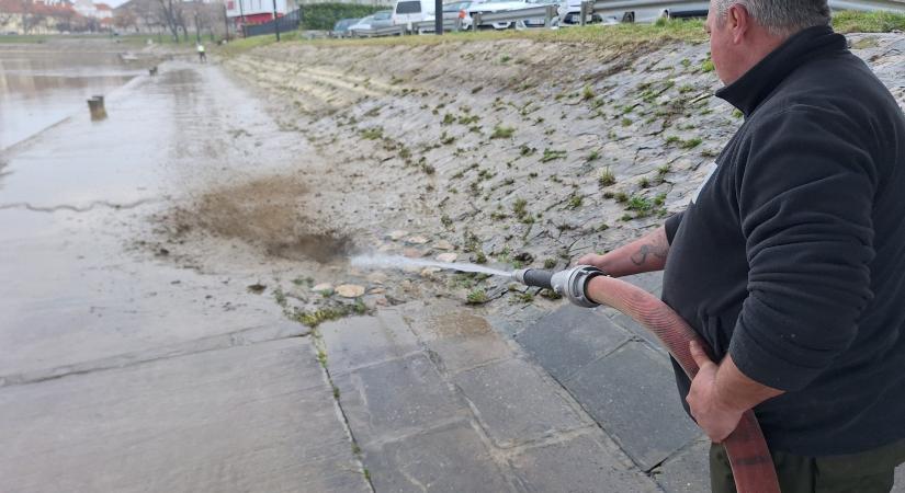 Takarítják a parti sétálóutakat áradás után