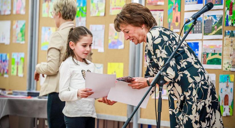 Nevenincs életre kelt a falakon – közel kétszáz diákrajz Szekszárdon (galéria)