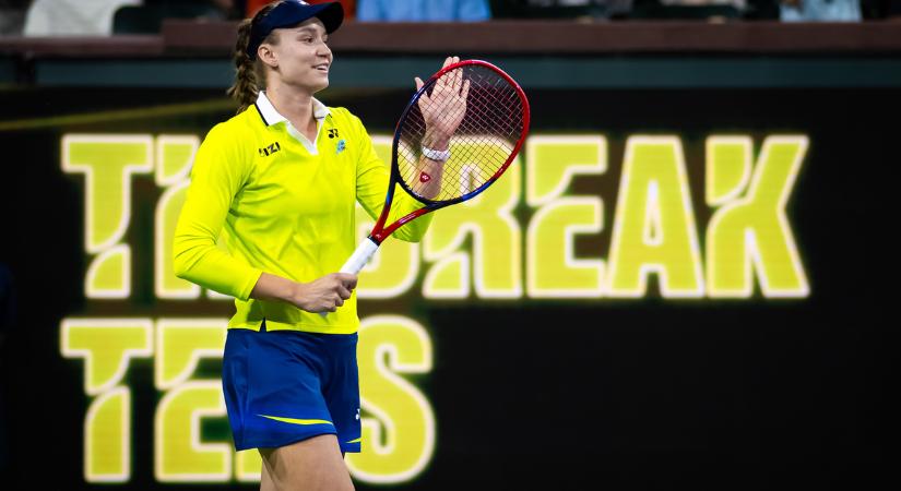 Videón a kínos pillanat, átkarolta volna, eltolta a simuló férfi kezét a női teniszcsillag