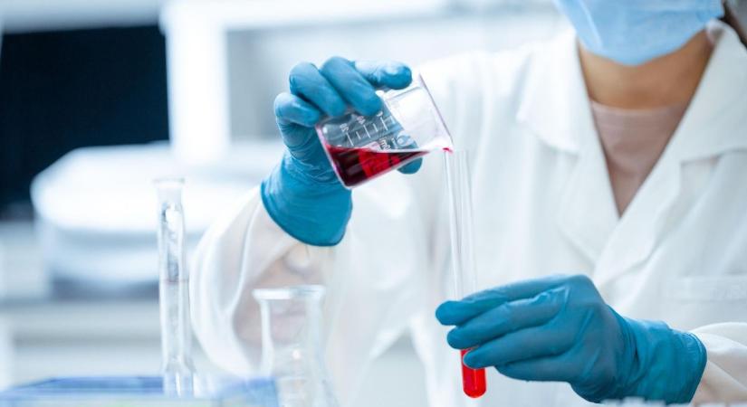 Tanára miatt súlyosan megsérült egy diák a kémiaórán, mentőhelikopter vitte kórházba