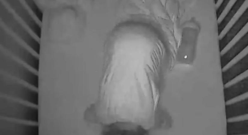 Éjszaka vándorolt el a baba kiságya: amikor az anya megnézte a kamerát, leesett az álla