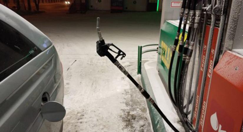 Erre a 10 benzinkúton készült fotóra nehéz magyarázatot találni