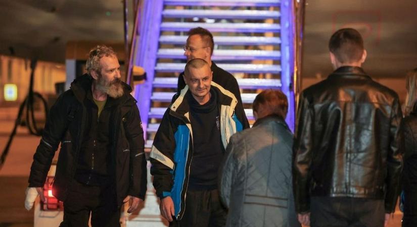 Orbán Viktor meglátogatta a hazahozott magyar hadifoglyokat (videó)