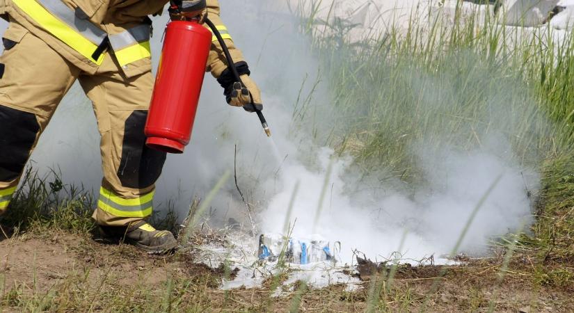 Lángok csaptak fel egy ajkai szeméttelepen, nagy erőkkel oltják a tüzet