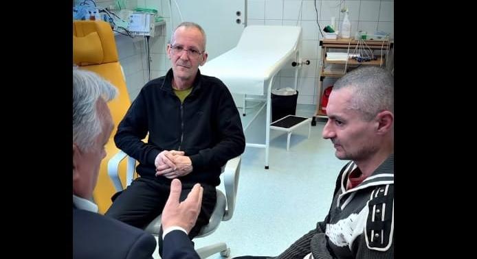 Orbán meglátogatta a kórházban a Moszkvából hazahozott hadifoglyokat