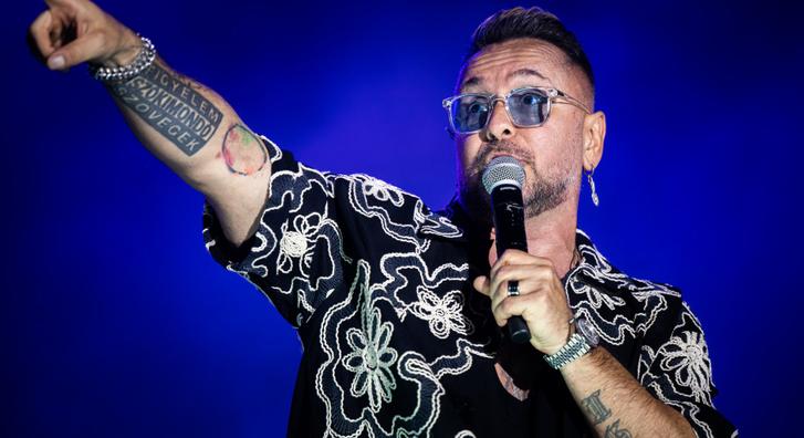 Majka a színpadról üzent: Hát nekik szabad lőni, b*szd meg, nekem meg nem?!