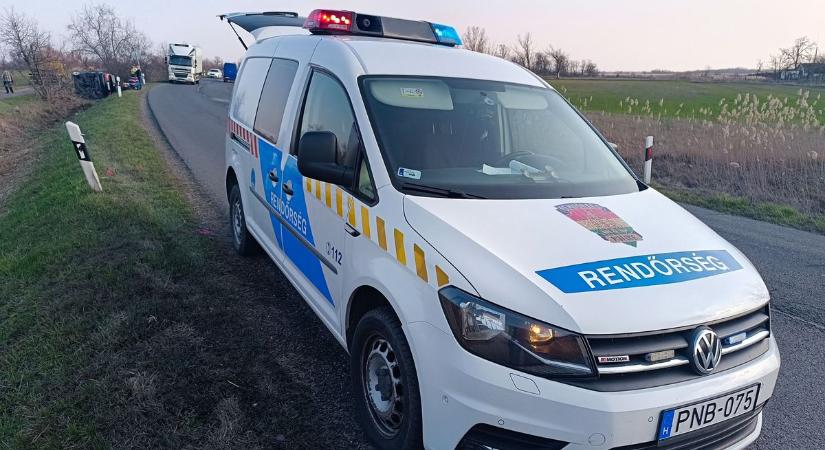 Árokba borult egy autó az 53-ason, a tetőablakon át menekültek ki az utasok a roncsból – fotók, videó