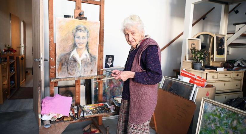 Megállt az idő a szolnoki művészlakásban: 93 gyertyát fújt el a város egyik legkedveltebb alkotója – képgalériával, videóval