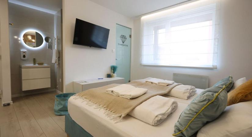 Megy a találgatás – Itt laknak majd a BYD vezérei? Luxus panziót bérelt ki a kínai óriás