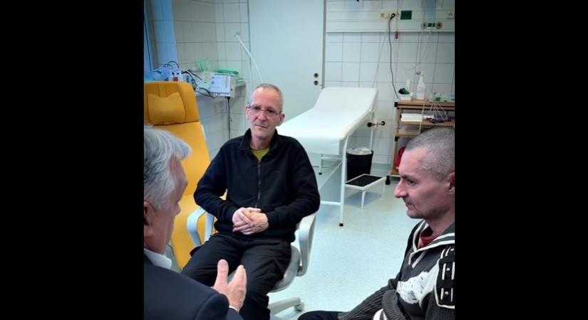 Orbán Viktor meglátogatta az Oroszországból hazahozott hadifoglyokat a kórházban