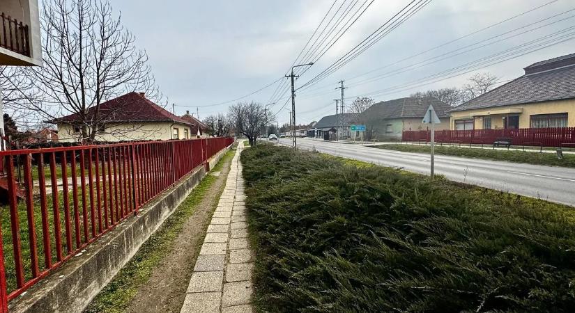 Összeomlott a család, a fiú nyitott ajtót a rendőröknek, akik az anyja holttestét keresték az udvaron