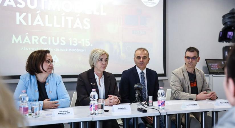 Városnéző Ikarus busz gördül be Szolnokra a vármegye egyik legnagyobb eseményén