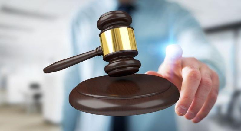 Mindenki ellene drukkolt – börtönre ítélték a kerekes koporsós ügyvédet