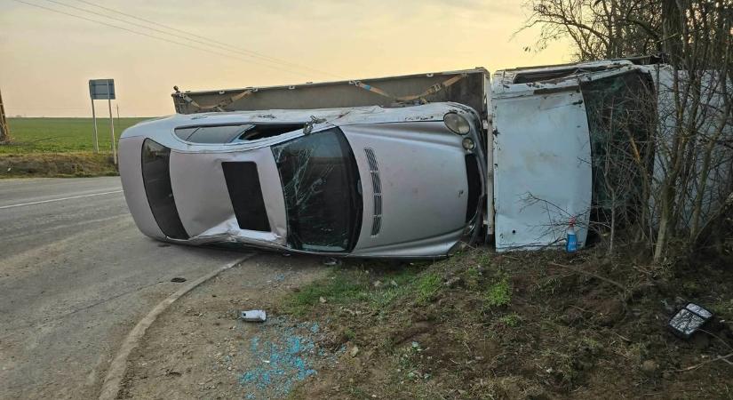 Mindent beborított a trágya, lehetetlen szögben borult fel a munkagép (galéria)