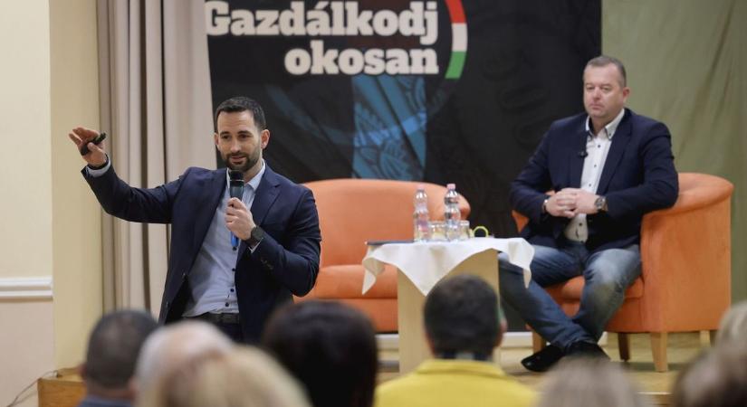 Gazdasági és politikai fórumra várták a helyieket Parasznyán