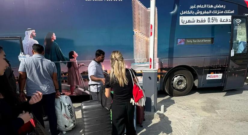 Autózás az ománi határra, buszos araszolás, végül a taxiban Korda György dala – így jutott haza Dubajban rekedt olvasónk