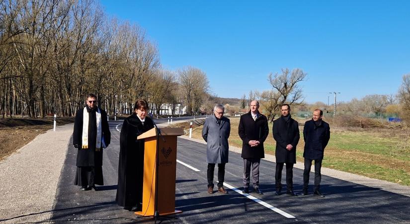Ünnepélyesen átadták a villányi elkerülő utat – csak az aszfalt hiányzik a végéről
