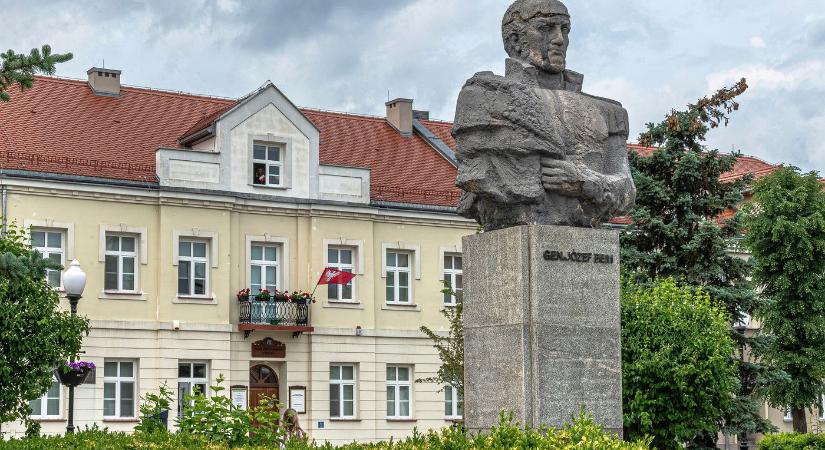 Felnyitották Bem apó sírját, aztán jött a totális őrület, ma senki nem érhet hozzá a szabadságharc legendájának nyughelyéhez