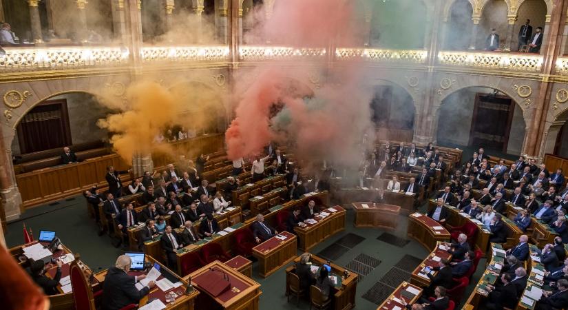 Bedő Dávid úgy tudja, nyomozás folyik ellenük, amiért tavaly füstgyertyákat gyújtottak a parlamentben