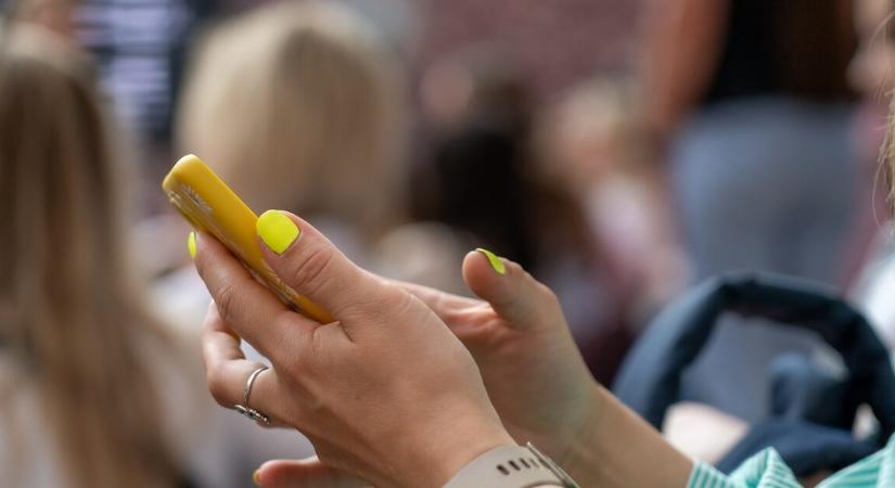 Ilyen hatalmas akkumulátort ritkán látni egy okostelefonban