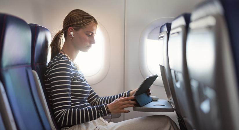 Szigorú lépés az Egyesült Államokban: végleg kitilthatják a repülőgépekről a hangosan mobilozókat