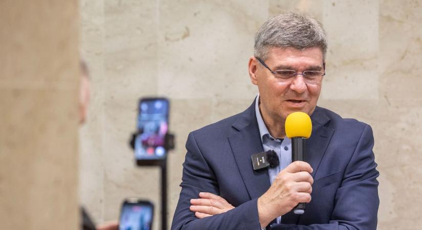 Új szerepben Varga Gábor: ő kérdez és nem őt kérdezik (videó)