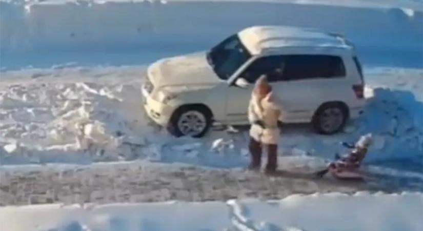 Kiszállt a kocsiból a mintaanya, amit a gyerekével tett, az felfoghatatlan – videó