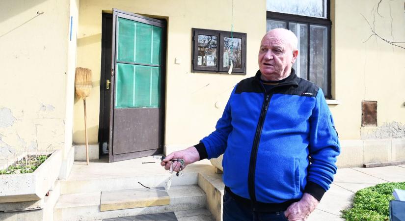 Egykor Sissit várták ott, ma István lakik az elfeledett vasútállomáson – videóval, galériával