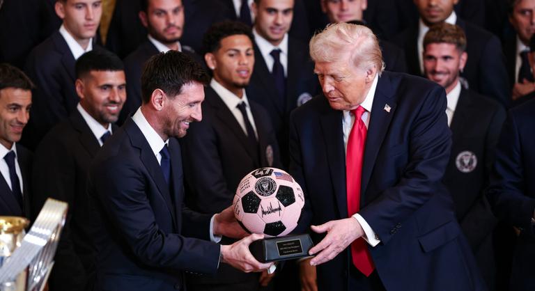 Lionel Messi beugrott Donald Trumphoz, és még ajándékot is vitt neki